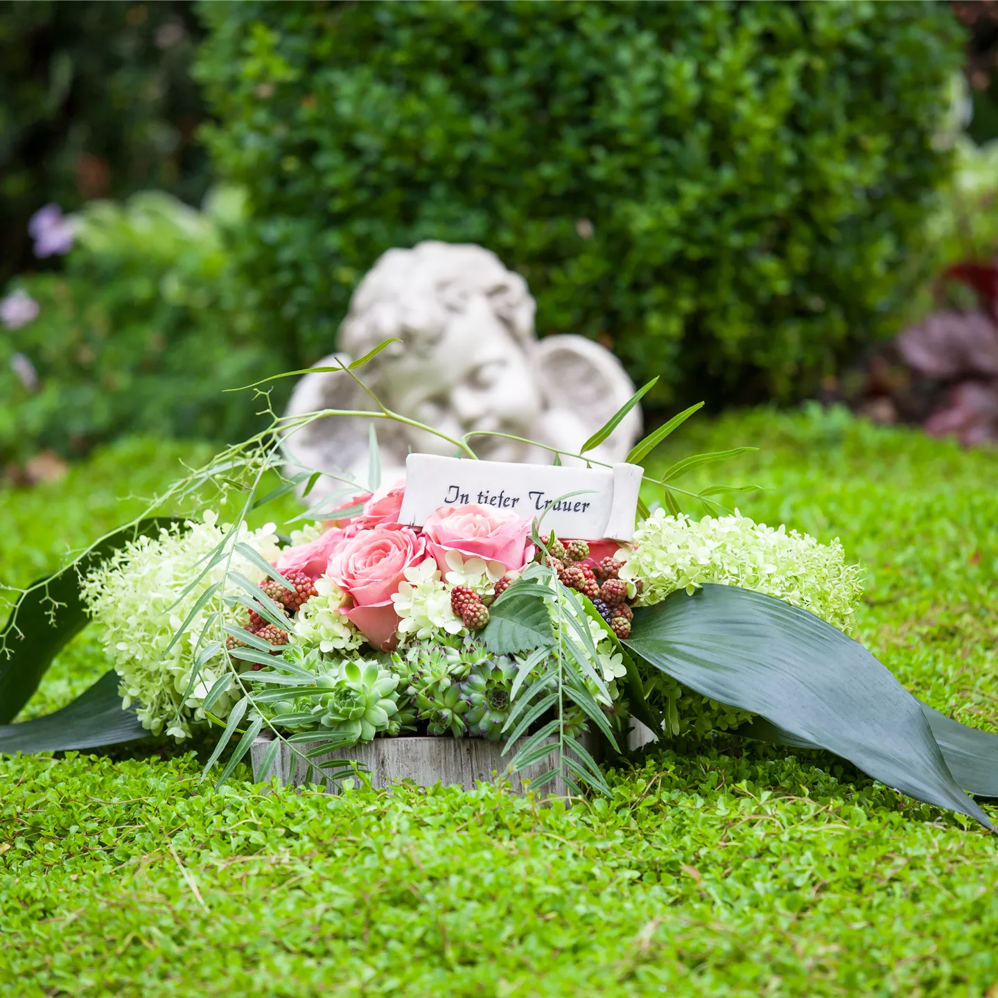 Mit Blumen die richtigen Worte bei der Trauerfeier finden